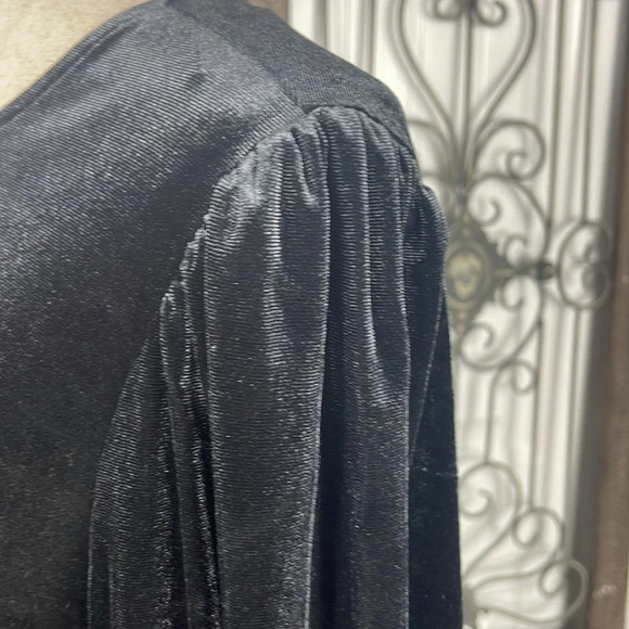 TOP
Embellished Bow Cozy Velour Top Sz L - Picture 6 of 12